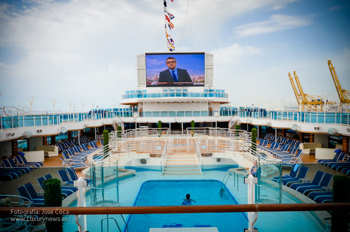 Barco Regal Princess - piscina - Fotografia: www.luxury360.es